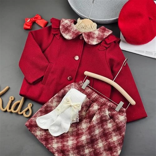 کت دامن قرمز چهارخانه